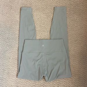 Lululemon wunder under leggings. 28’ inseam and size 8.